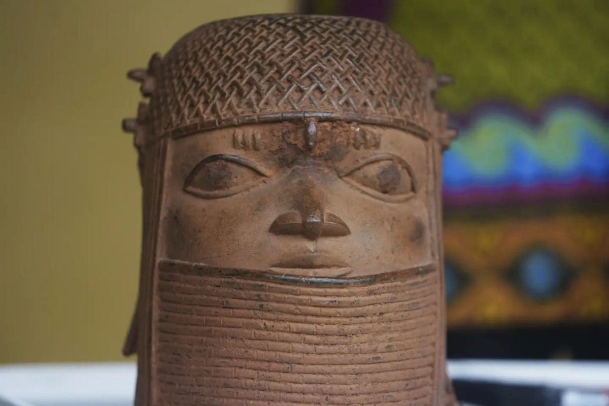 Holanda devolve 119 obras de arte históricas de bronze saqueadas à Nigéria