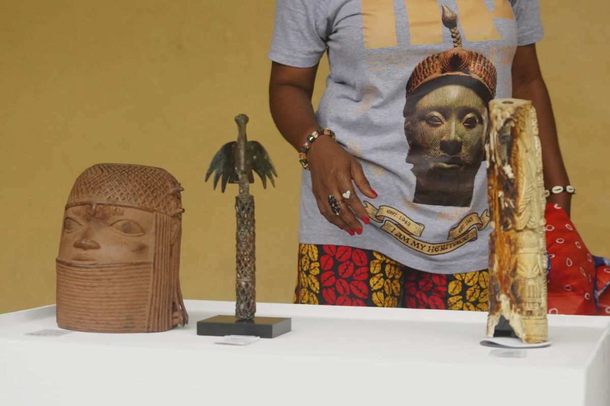 Holanda devolve 119 obras de arte históricas de bronze saqueadas à Nigéria