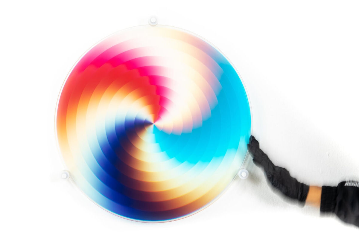 Escultura de parede cinética gira em um caleidoscópio hipnótico de cores infinitas