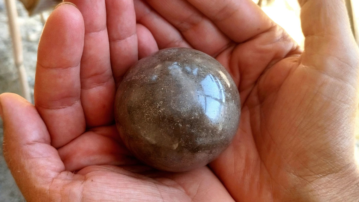 Hikaru Dorodango: como crianças japonesas transformam lama em esferas brilhantes