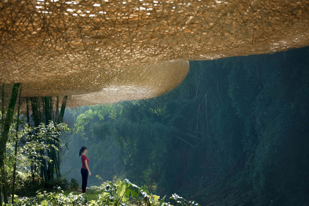 Um belo dossel de bambu trançado nas montanhas cársticas da China 04