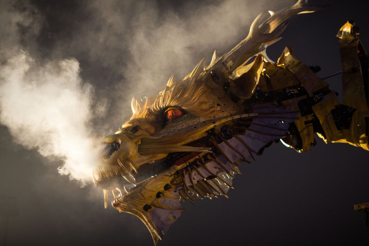 Fantstico cavalo-drago robtico cospe e expira fumaa pelas ruas da Frana 05