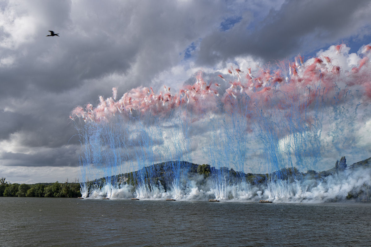 Mil drones e fogos coloridos pintam os jardins de Monet no céu diurno da França