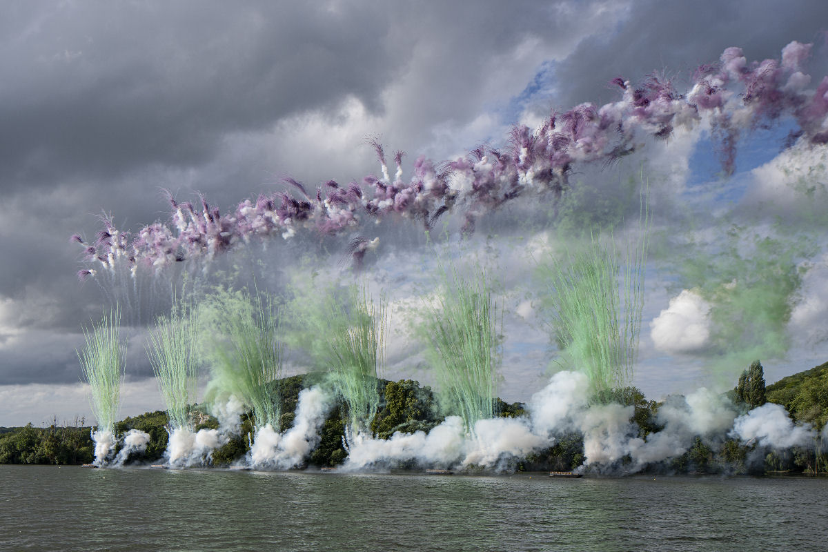 Mil drones e fogos coloridos pintam os jardins de Monet no céu diurno da França