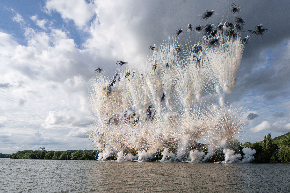 Mil drones e fogos coloridos pintam os jardins de Monet no céu diurno da França