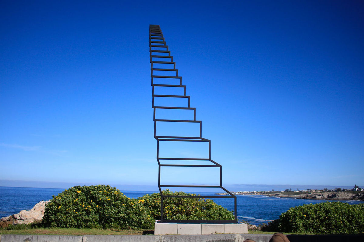 Artistas constroem uma ilusão de ótica 'Escadaria para o céu'