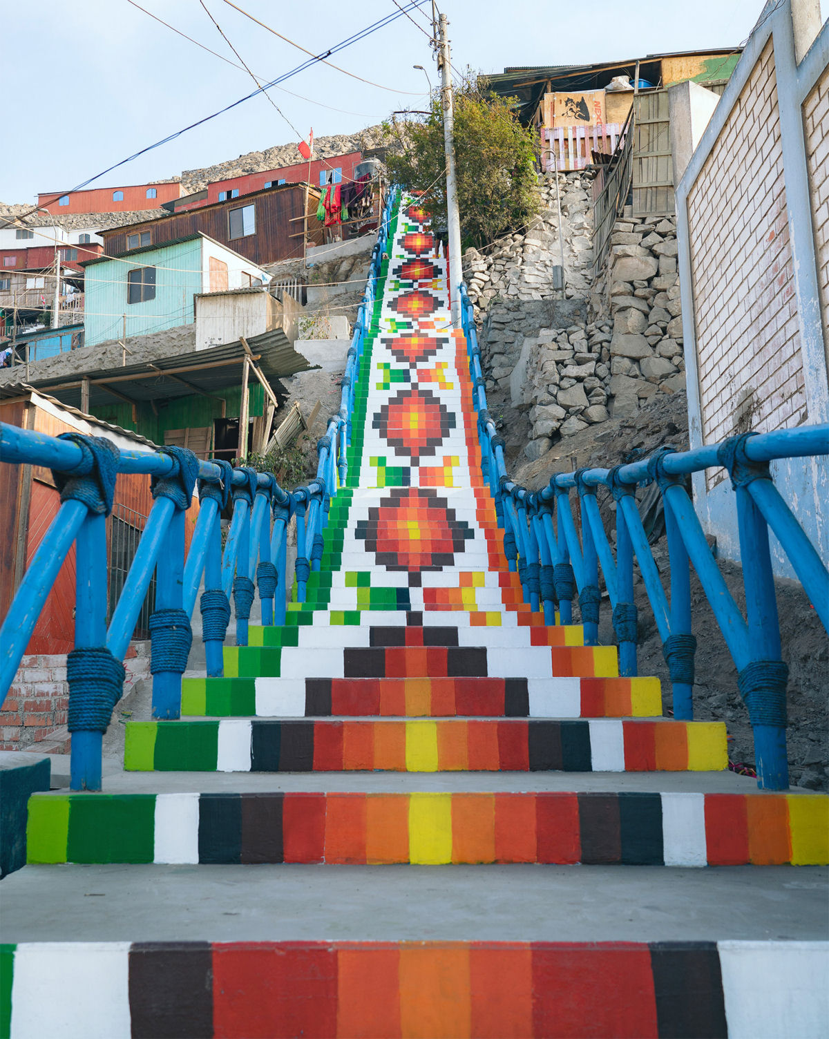 Escadarias coloridas parecem arcos-íris serpenteando os morros de Lima, no Peru 03