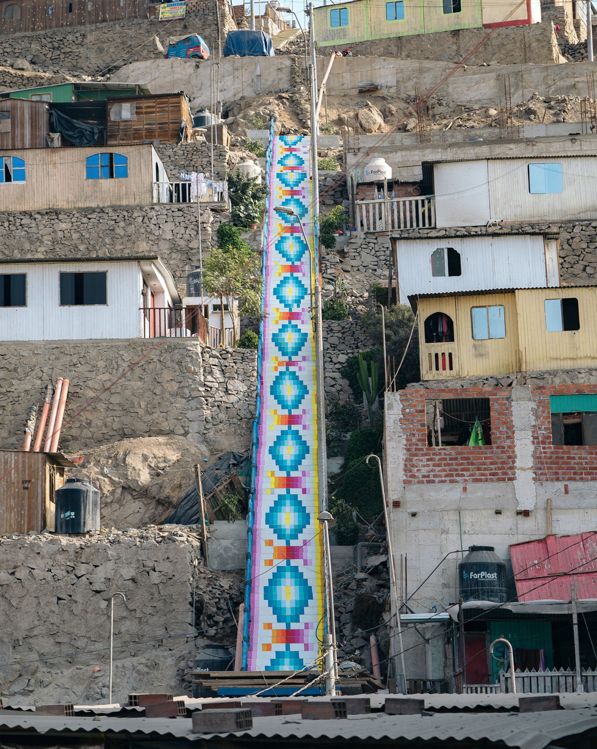 Escadarias coloridas parecem arcos-íris serpenteando os morros de Lima, no Peru 04