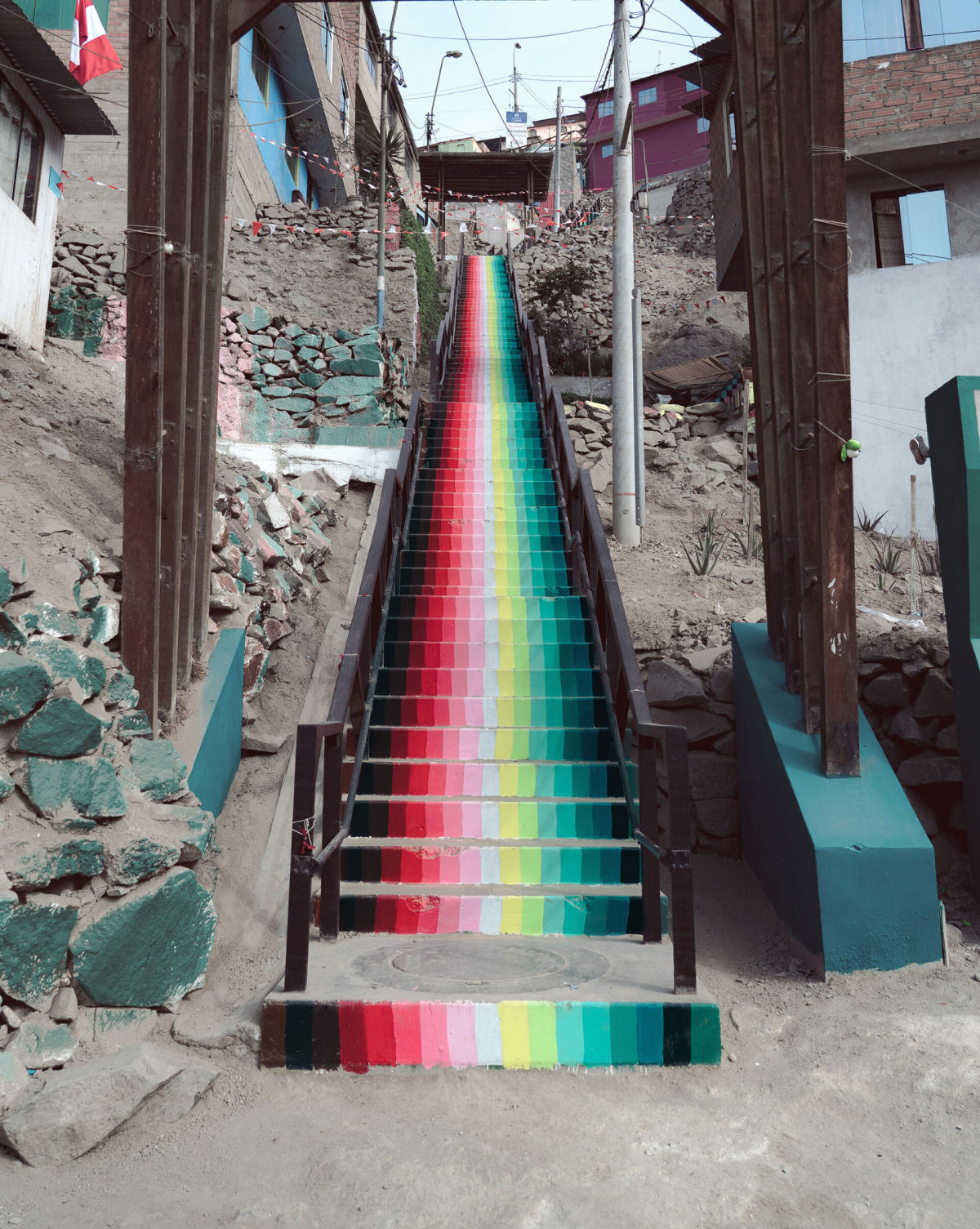 Escadarias coloridas parecem arcos-íris serpenteando os morros de Lima, no Peru 05
