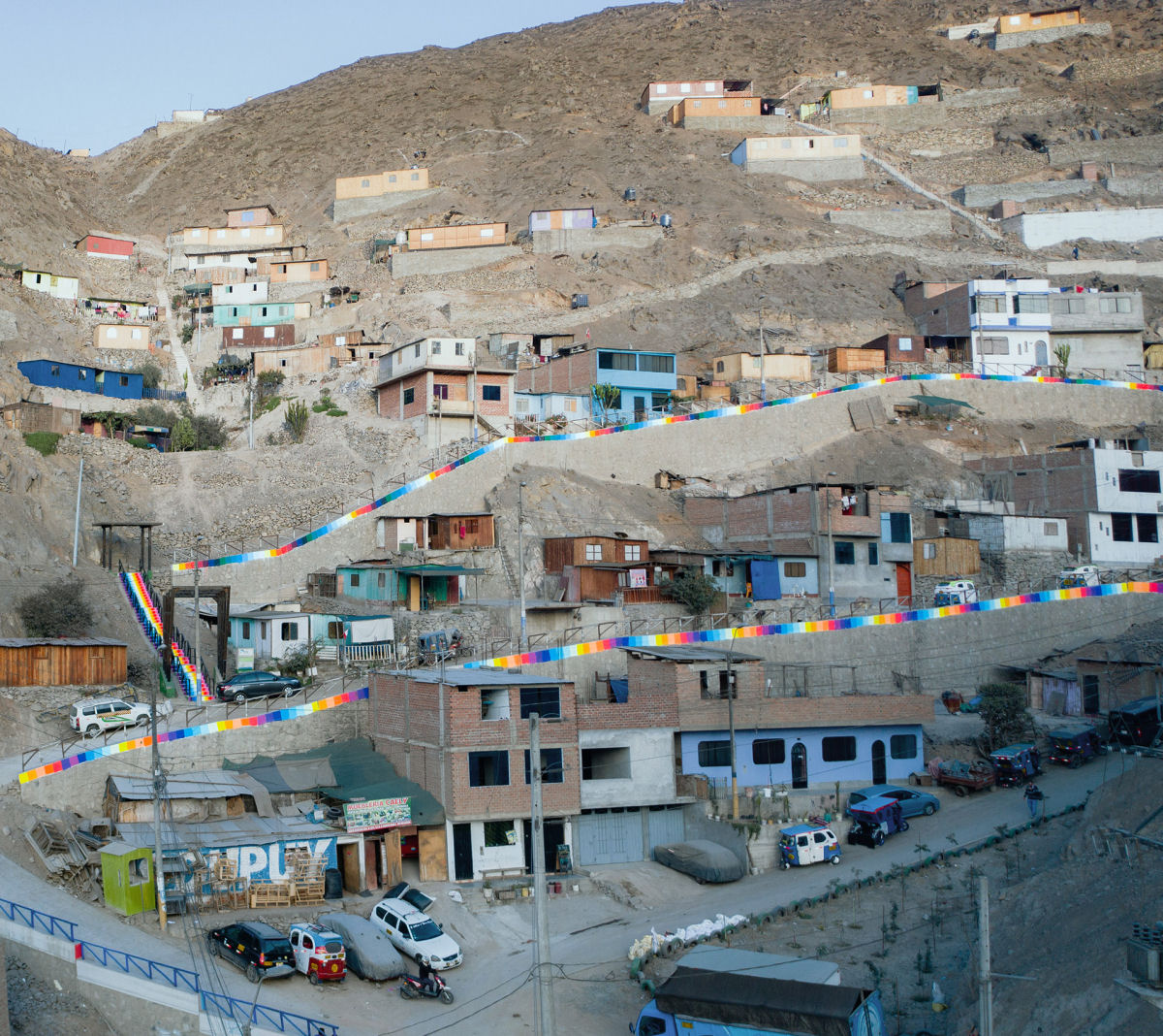 Escadarias coloridas parecem arcos-íris serpenteando os morros de Lima, no Peru 06