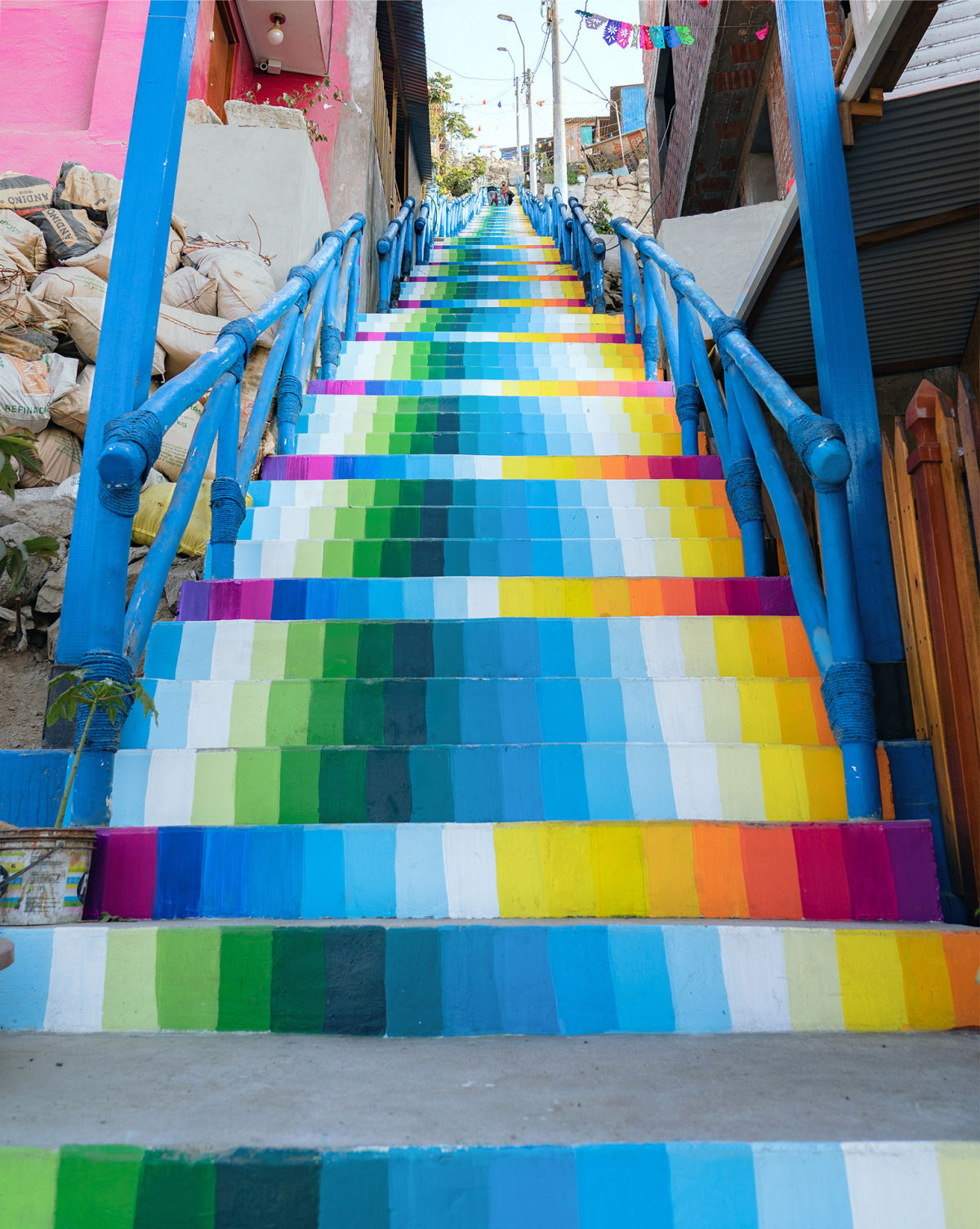Escadarias coloridas parecem arcos-íris serpenteando os morros de Lima, no Peru 07