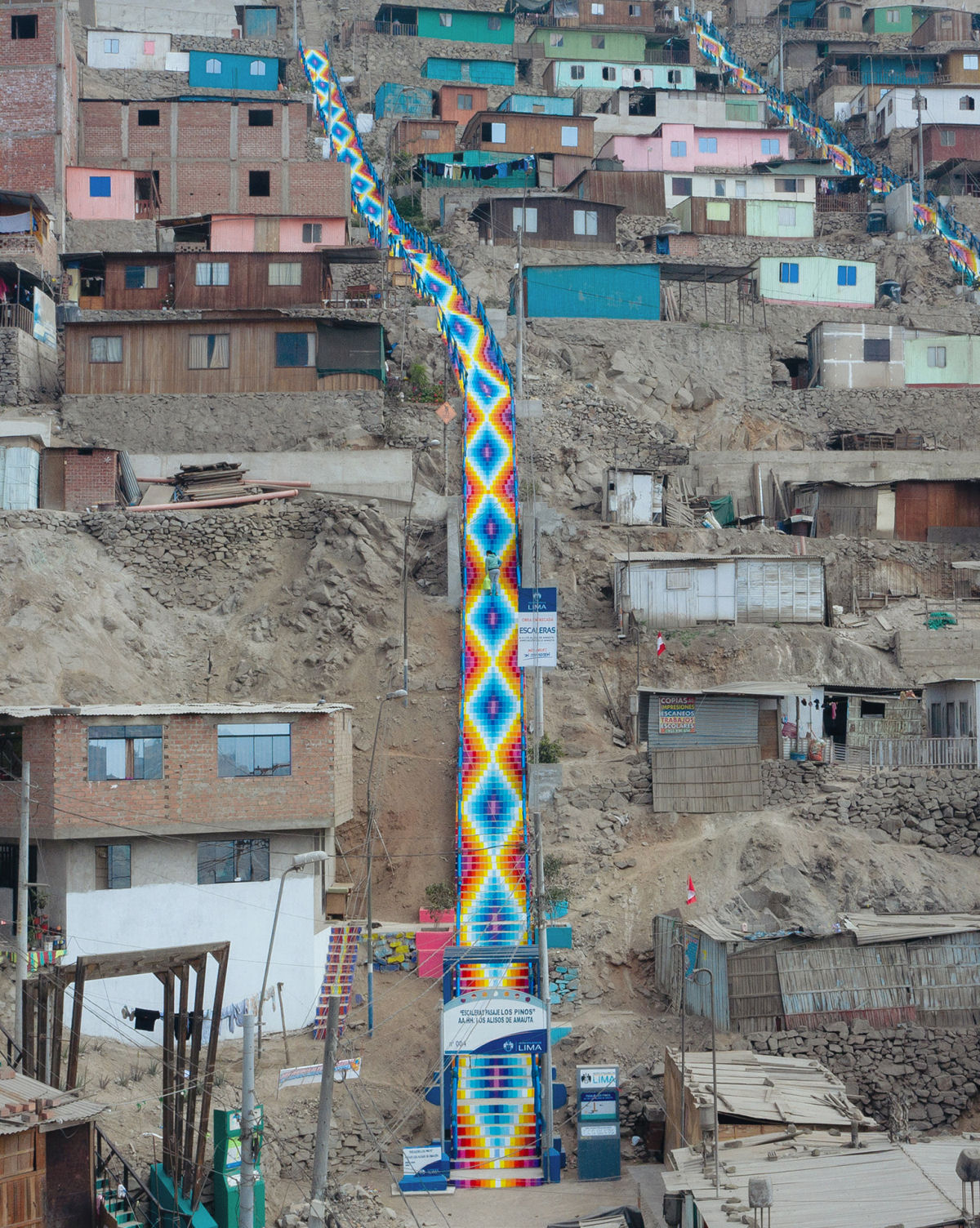 Escadarias coloridas parecem arcos-íris serpenteando os morros de Lima, no Peru 08