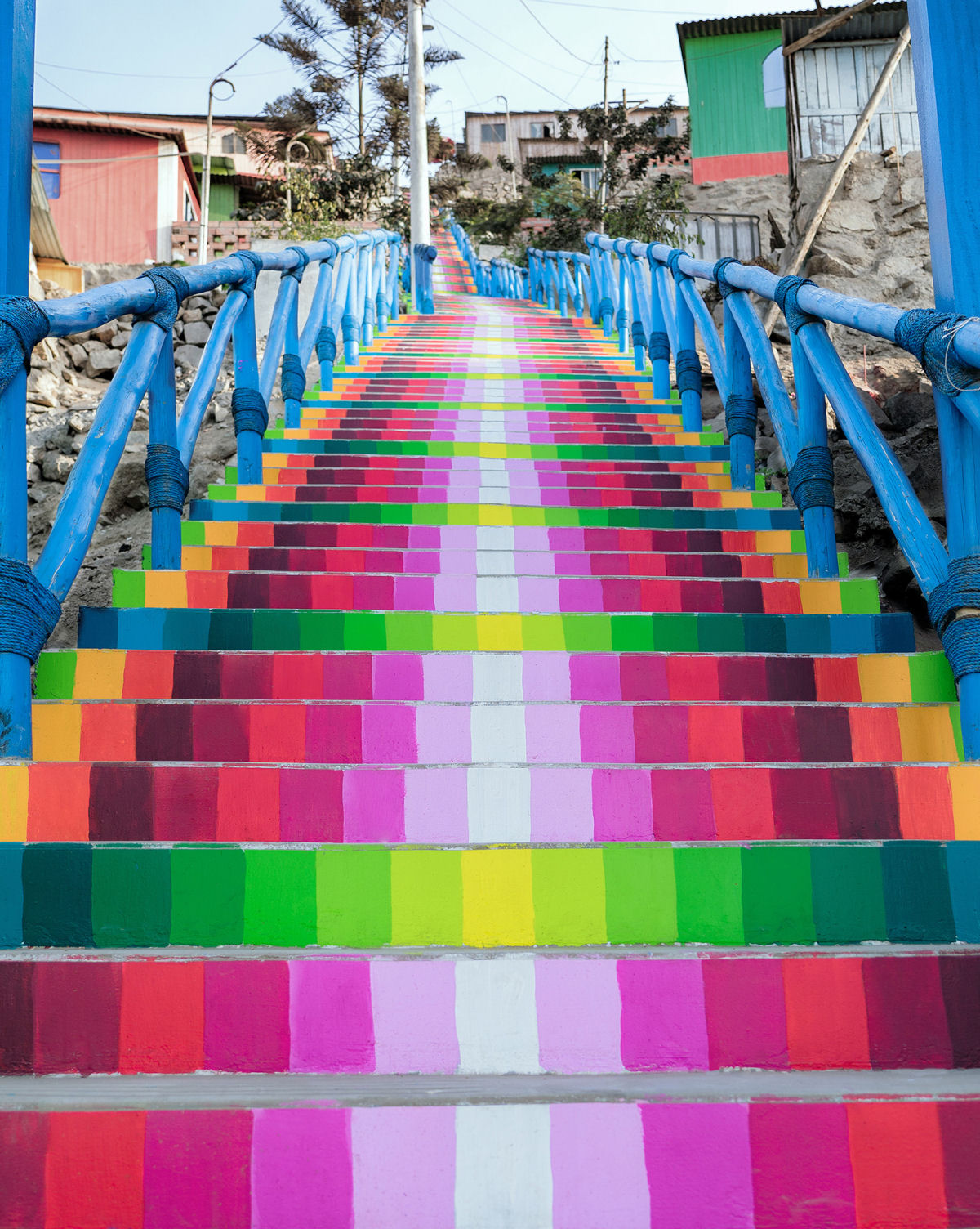 Escadarias coloridas parecem arcos-íris serpenteando os morros de Lima, no Peru 09