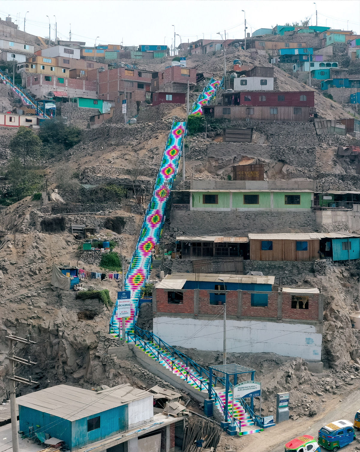 Escadarias coloridas parecem arcos-íris serpenteando os morros de Lima, no Peru 10