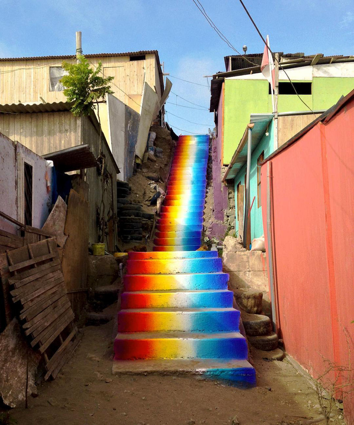 Escadarias coloridas parecem arcos-íris serpenteando os morros de Lima, no Peru 11