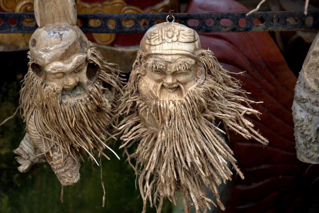 Artista vietnamita esculpe incrveis estatuetas em razes de bambu 06
