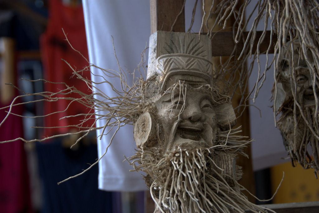 Artista vietnamita esculpe incrveis estatuetas em razes de bambu 09