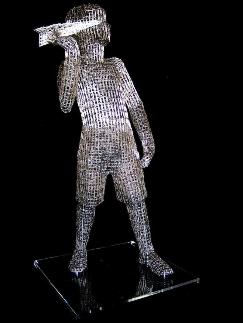 Artista junta milhares de clipes de papel para formar belas esculturas 12