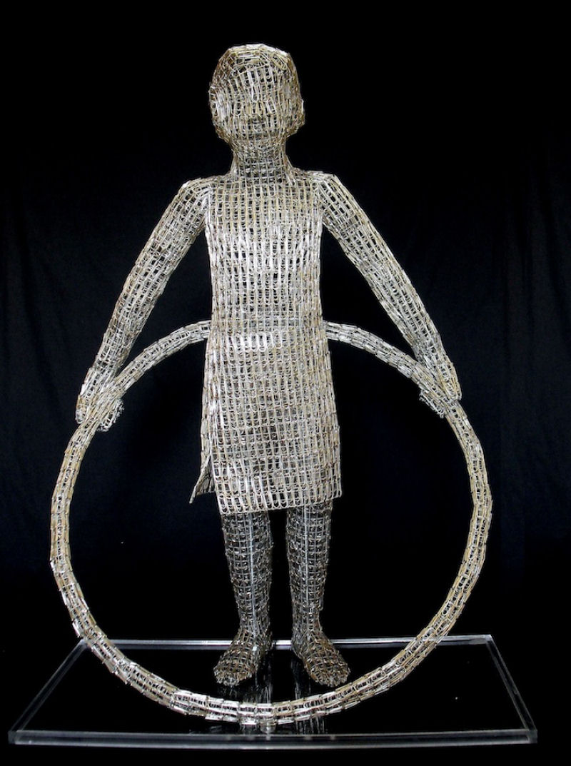 Artista junta milhares de clipes de papel para formar belas esculturas 14