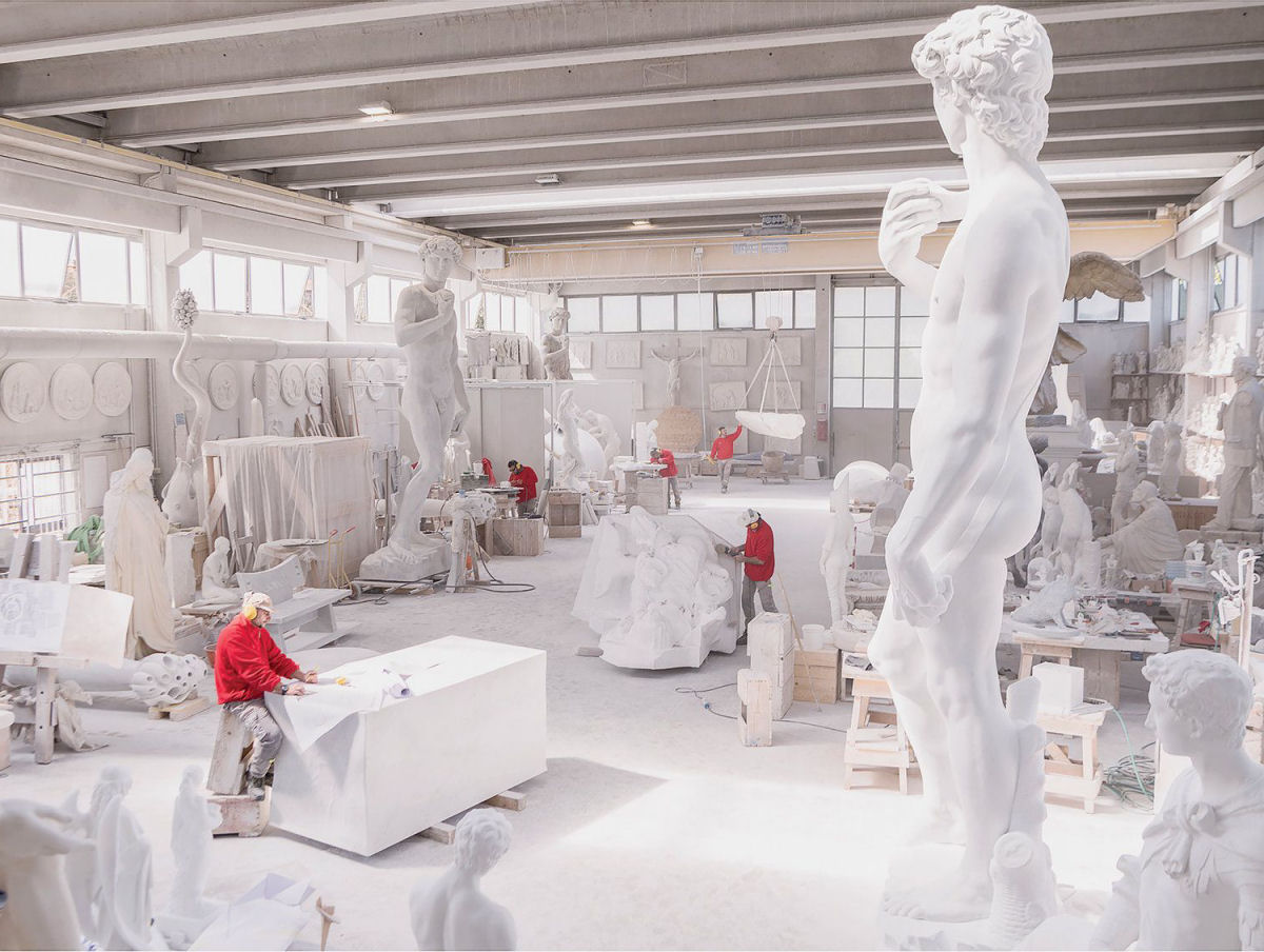 Veja todo o processo da confecção de uma escultura em mármore, da pedreira ao estúdio
