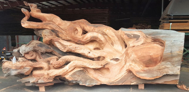 Artista usa sequoia vermelha cada para esculpir um polvo gigante com motosserra  05