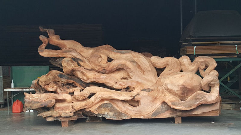 Artista usa sequoia vermelha cada para esculpir um polvo gigante com motosserra  08