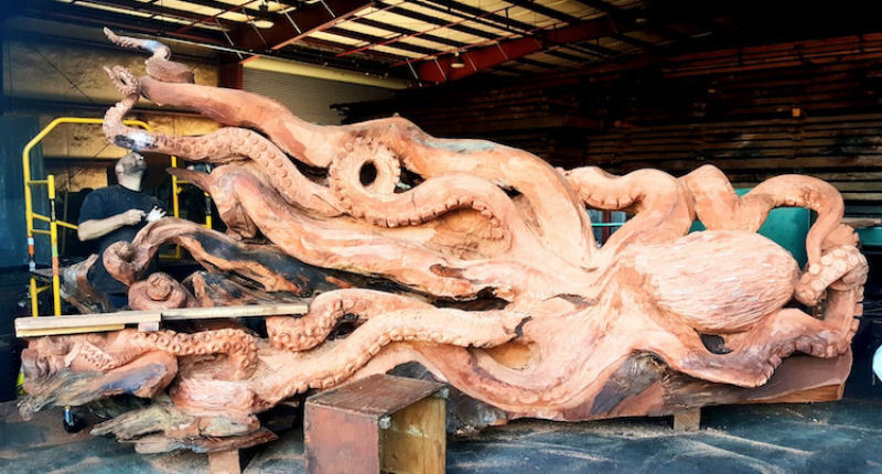 Artista usa sequoia vermelha cada para esculpir um polvo gigante com motosserra  09