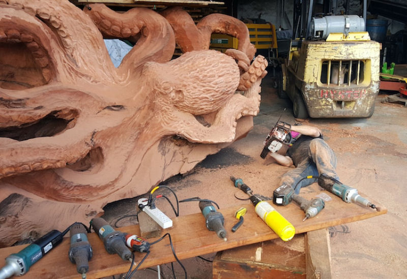 Artista usa sequoia vermelha cada para esculpir um polvo gigante com motosserra  13