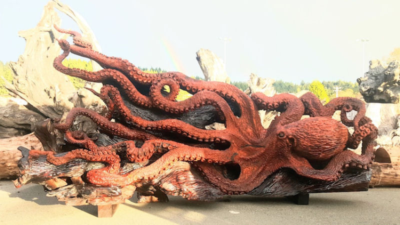 Artista usa sequoia vermelha cada para esculpir um polvo gigante com motosserra  14