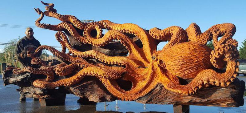 Artista usa sequoia vermelha cada para esculpir um polvo gigante com motosserra  17