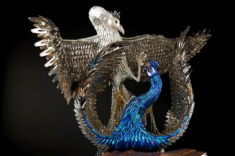 Lindas esculturas de pavo feitas de produtos de beleza reciclados 04