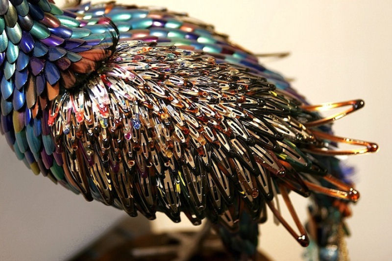 Lindas esculturas de pavo feitas de produtos de beleza reciclados 05