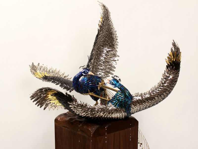Lindas esculturas de pavo feitas de produtos de beleza reciclados 06
