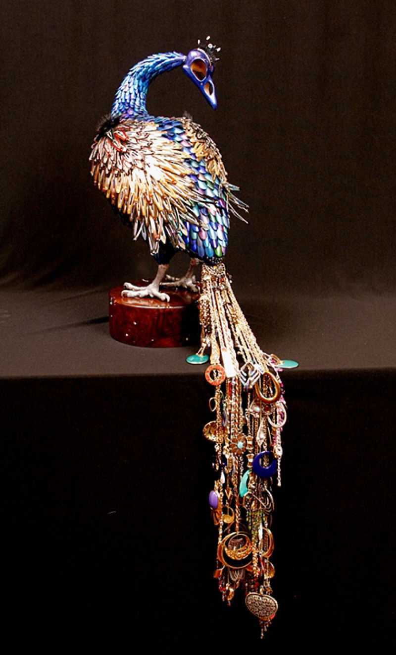 Lindas esculturas de pavo feitas de produtos de beleza reciclados 08