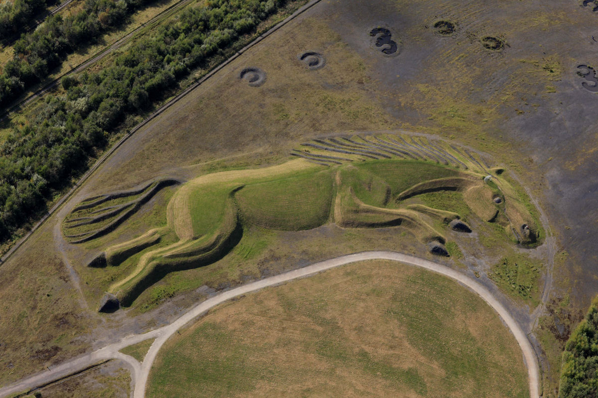 Enorme escultura de um cavalo se estende por 200 metros no País de Gales 01