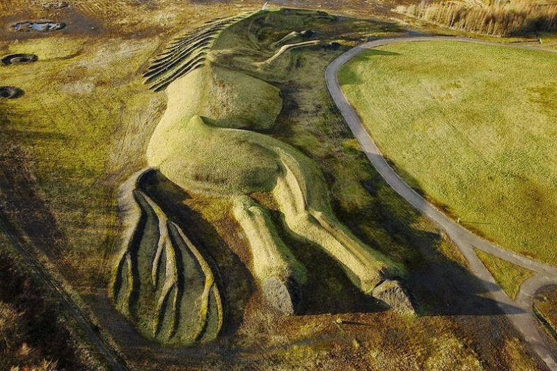 Enorme escultura de um cavalo se estende por 200 metros no País de Gales 04