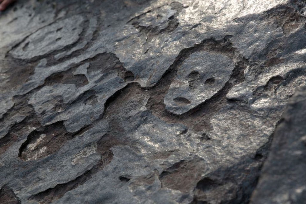 Esculturas rupestres antigas do Rio Amazonas são expostas pela seca