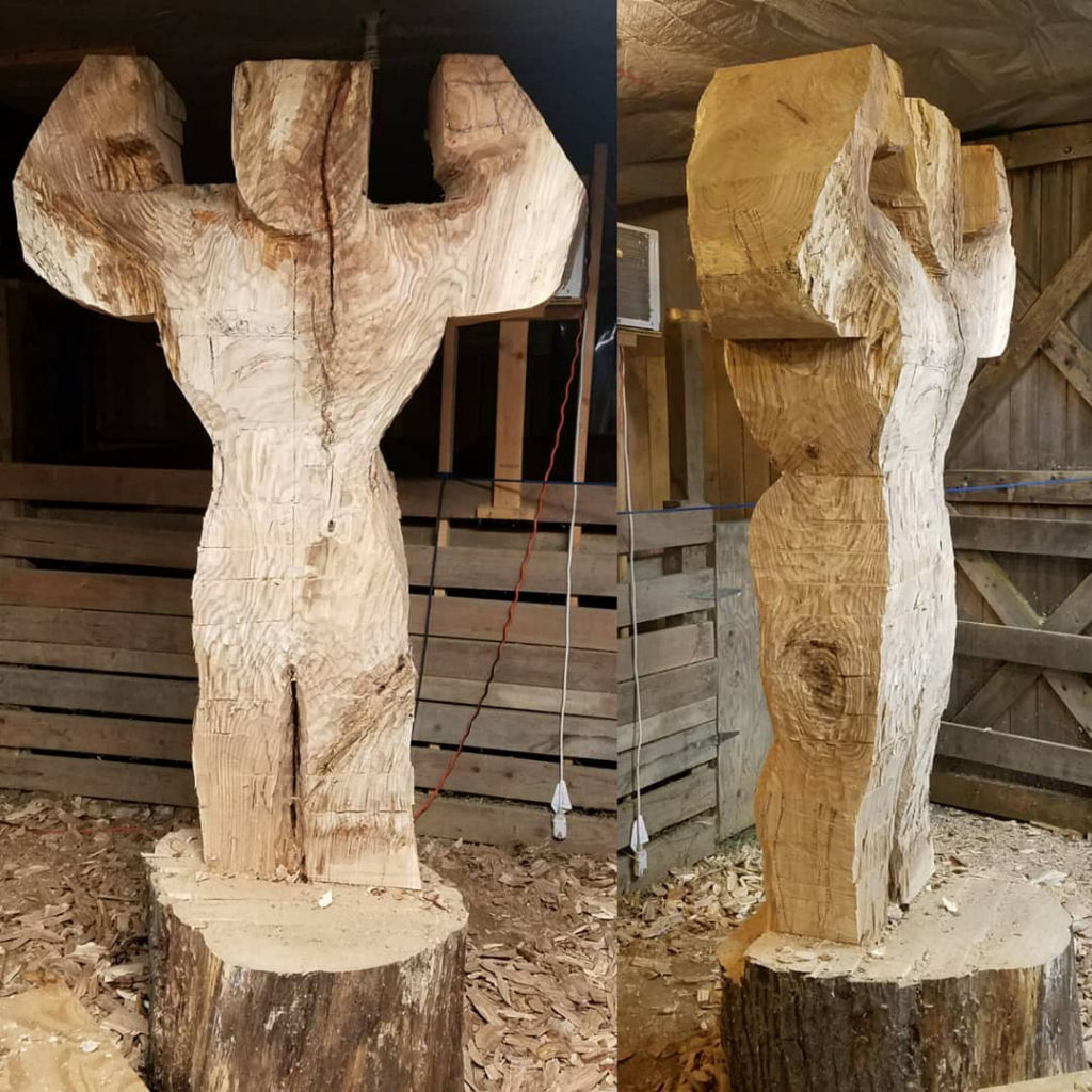 Artista esculpe incrvel escultura em tamanho natural de Schwarzenegger com um nico tronco de rvore 02