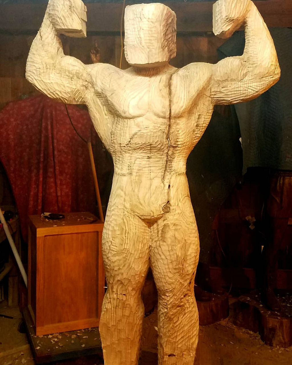 Artista esculpe incrvel escultura em tamanho natural de Schwarzenegger com um nico tronco de rvore 03