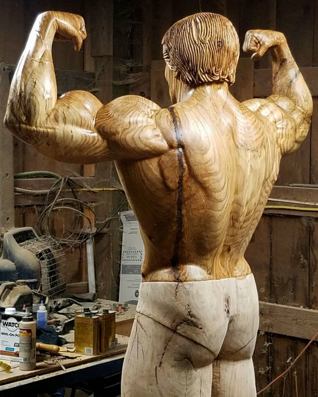 Artista esculpe incrvel escultura em tamanho natural de Schwarzenegger com um nico tronco de rvore 07
