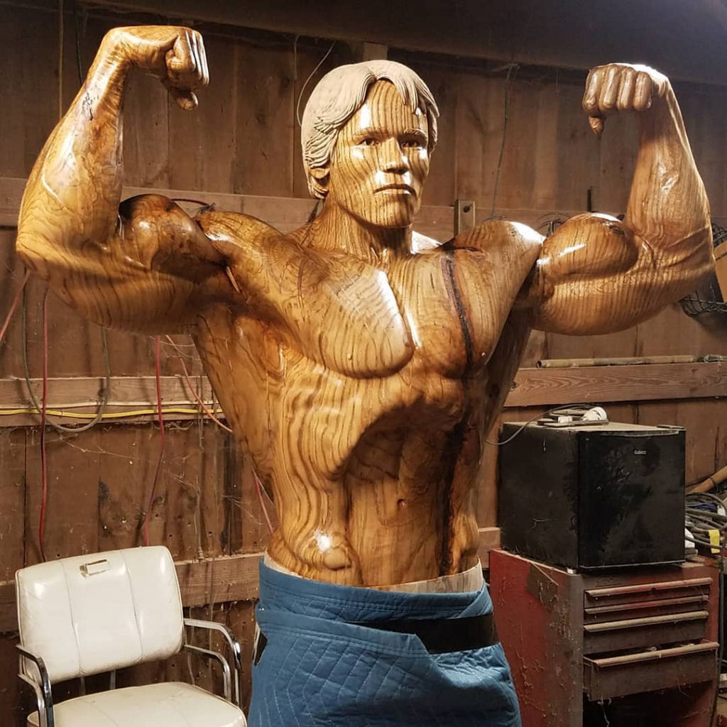 Artista esculpe incrível escultura em tamanho natural de Schwarzenegger com um único tronco de