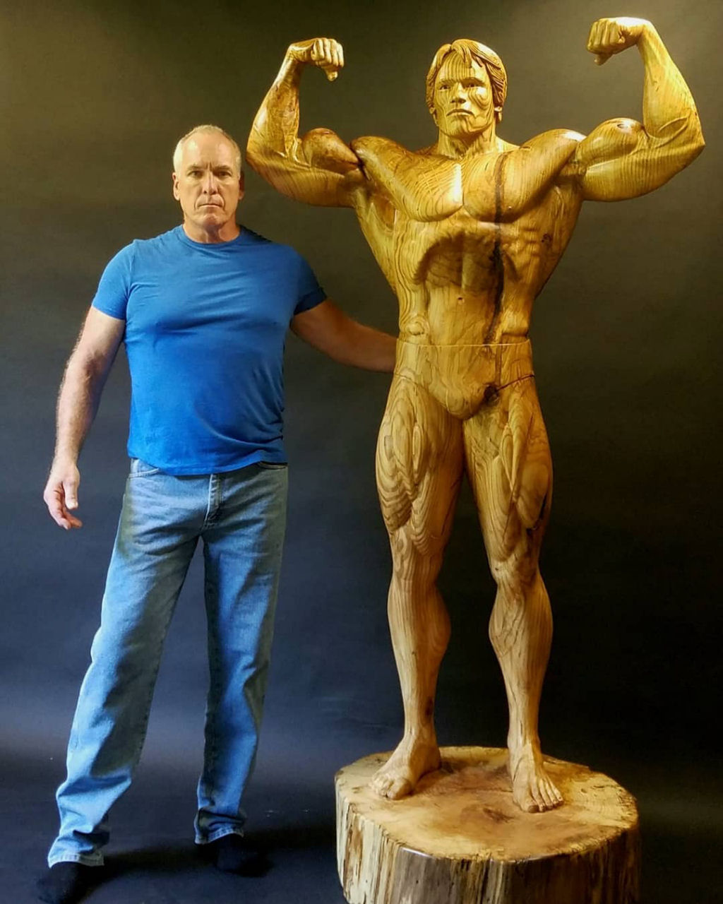 Artista esculpe incrvel escultura em tamanho natural de Schwarzenegger com um nico tronco de rvore 10