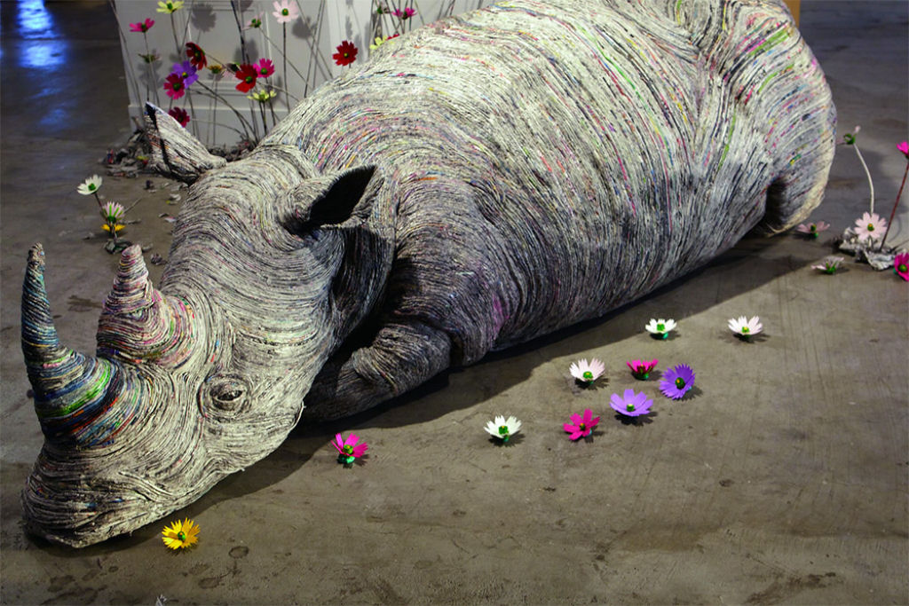 Artista japonesa enrola folhas de jornal densamente para criar esculturas animais incrivelmente realistas 01