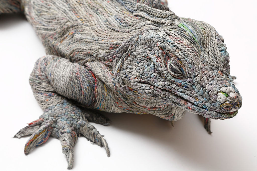 Artista japonesa enrola folhas de jornal densamente para criar esculturas animais incrivelmente realistas 02