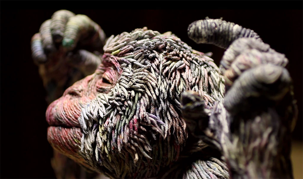 Artista japonesa enrola folhas de jornal densamente para criar esculturas animais incrivelmente realistas 03