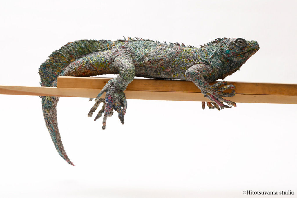 Artista japonesa enrola folhas de jornal densamente para criar esculturas animais incrivelmente realistas 06