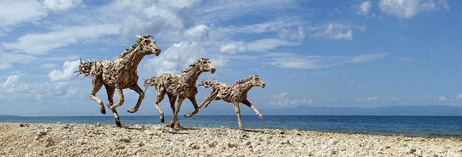 Majestosas esculturas de cavalos com detritos de troncos de madeira por James Doran-Webb 01