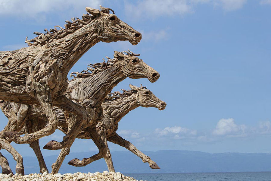 Majestosas esculturas de cavalos com detritos de troncos de madeira por James Doran-Webb 02
