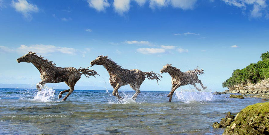 Majestosas esculturas de cavalos com detritos de troncos de madeira por James Doran-Webb 03