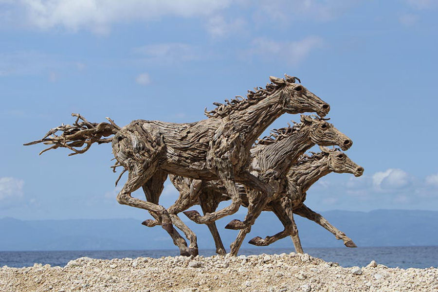Majestosas esculturas de cavalos com detritos de troncos de madeira por James Doran-Webb 04